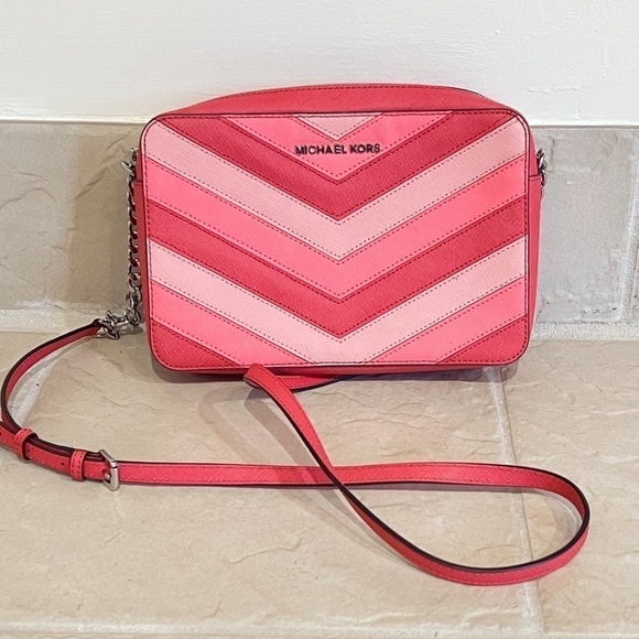 🆕 Michael Kors Jet Set EW pink chevron saffiano leather crossbody b… - Picture 1 of 8